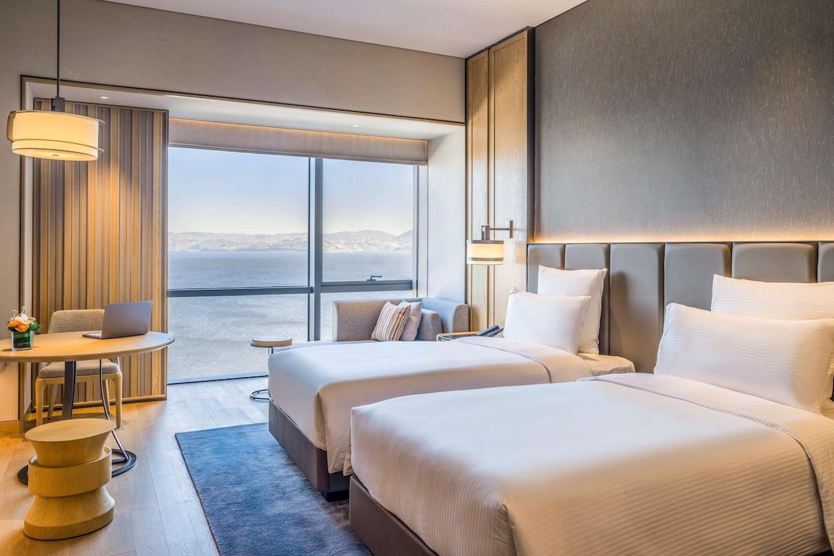 Deluxe-Zweibettzimmer, 2 Einzelbetten | Allergikerbettwaren, Minibar, Schreibtisch, Zustellbetten