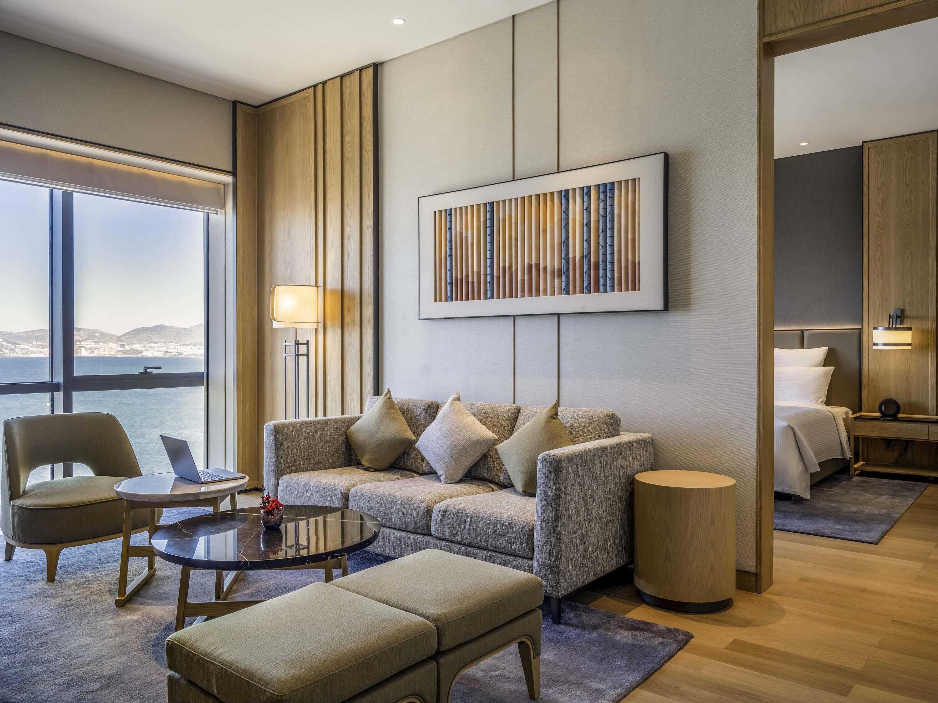 行政套房, 1 张特大床, 湖景 | 防过敏的被褥、迷你吧、办公桌、折叠床/加床（额外收费）