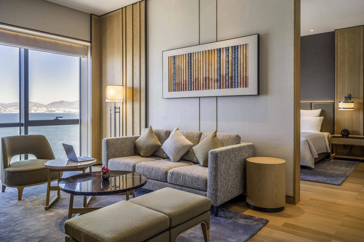 Ropa de cama hipoalergénica, minibar y escritorio