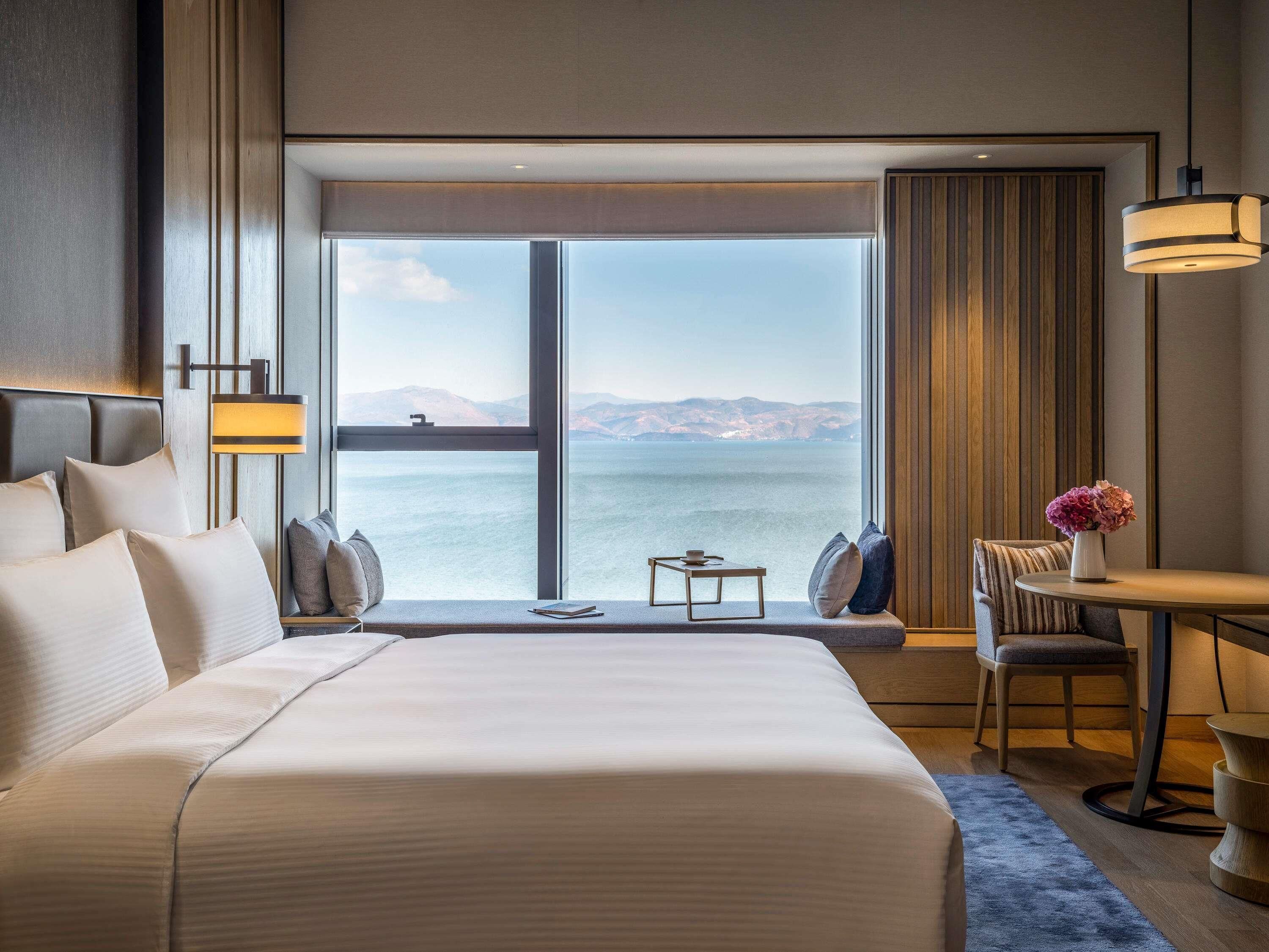 ملاءات للفراش لا تسبب الحساسية وميني بار ومكتب وأسرّة قابلة للطي