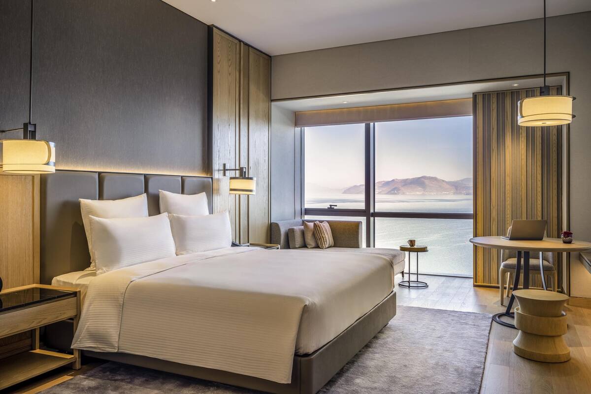 Executive Room, 1 King Bed, Lake View | Hypo-allergenic bedding, minibar, desk, rollaway beds