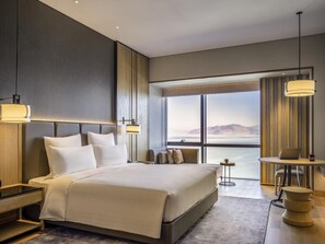 ملاءات للفراش لا تسبب الحساسية وميني بار ومكتب وأسرّة قابلة للطي