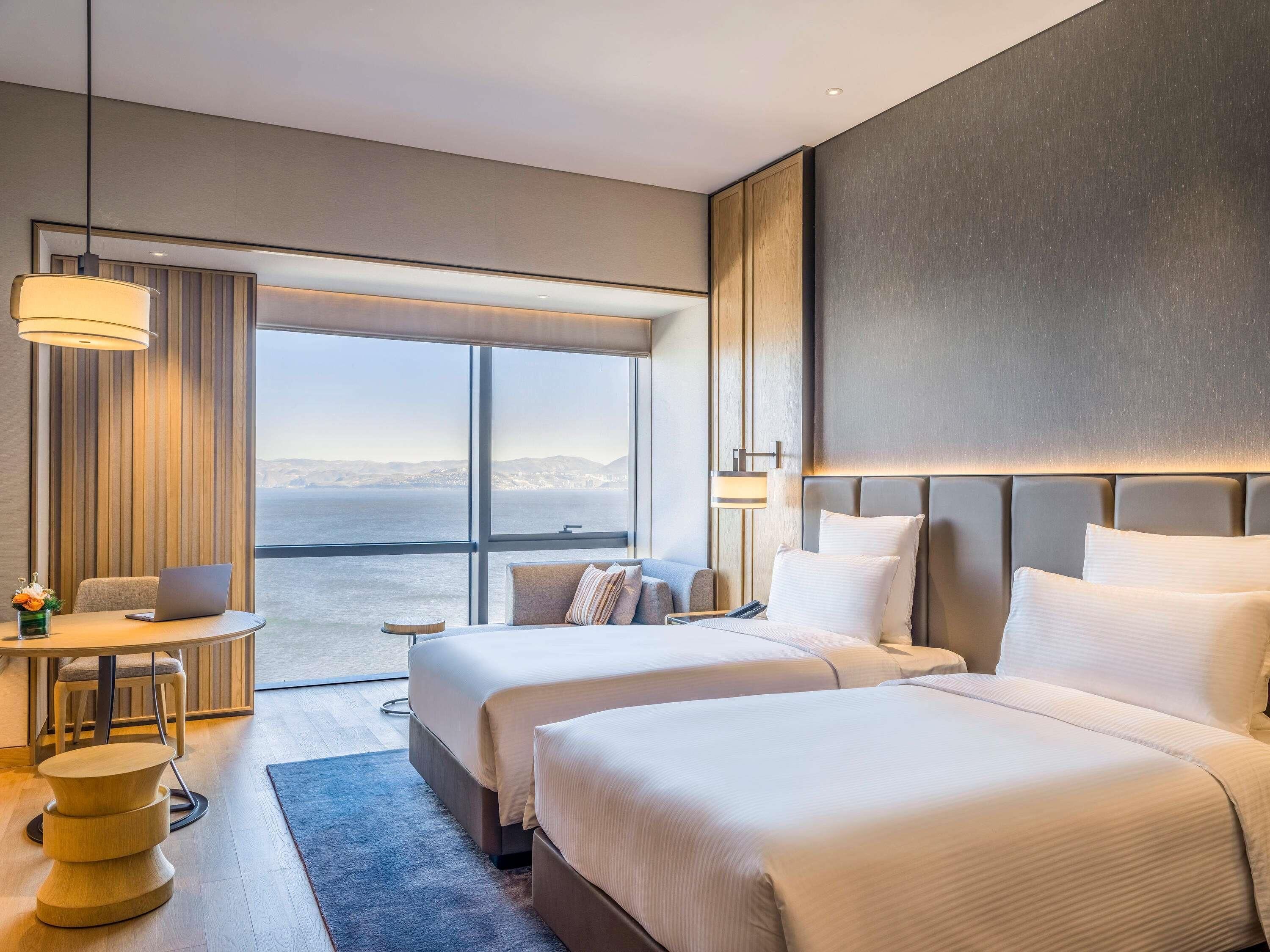 ملاءات للفراش لا تسبب الحساسية وميني بار ومكتب وأسرّة قابلة للطي