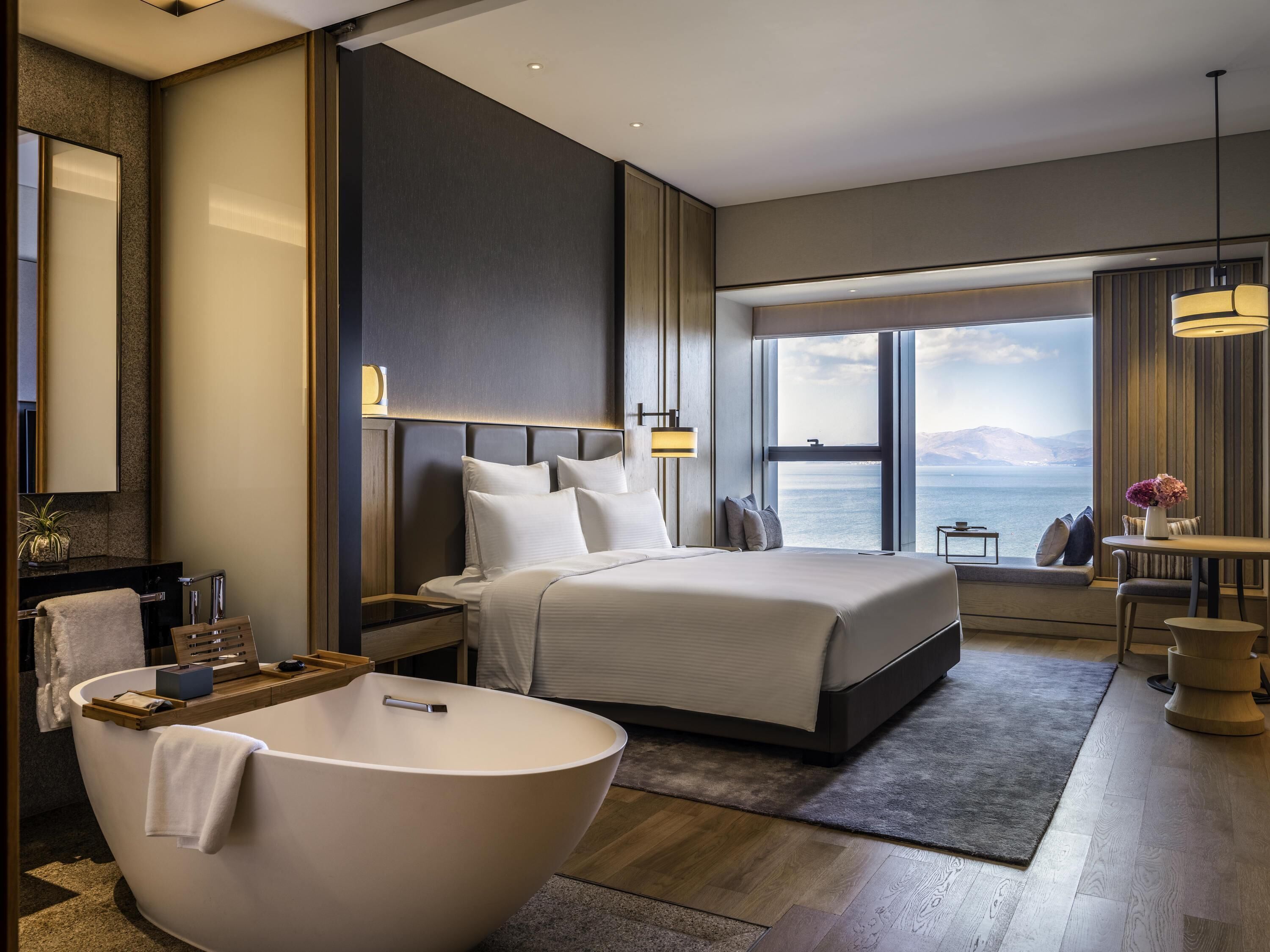 ملاءات للفراش لا تسبب الحساسية وميني بار ومكتب وأسرّة قابلة للطي