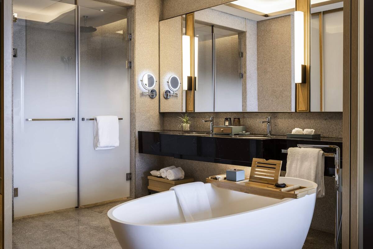Ropa de cama hipoalergénica, minibar y escritorio