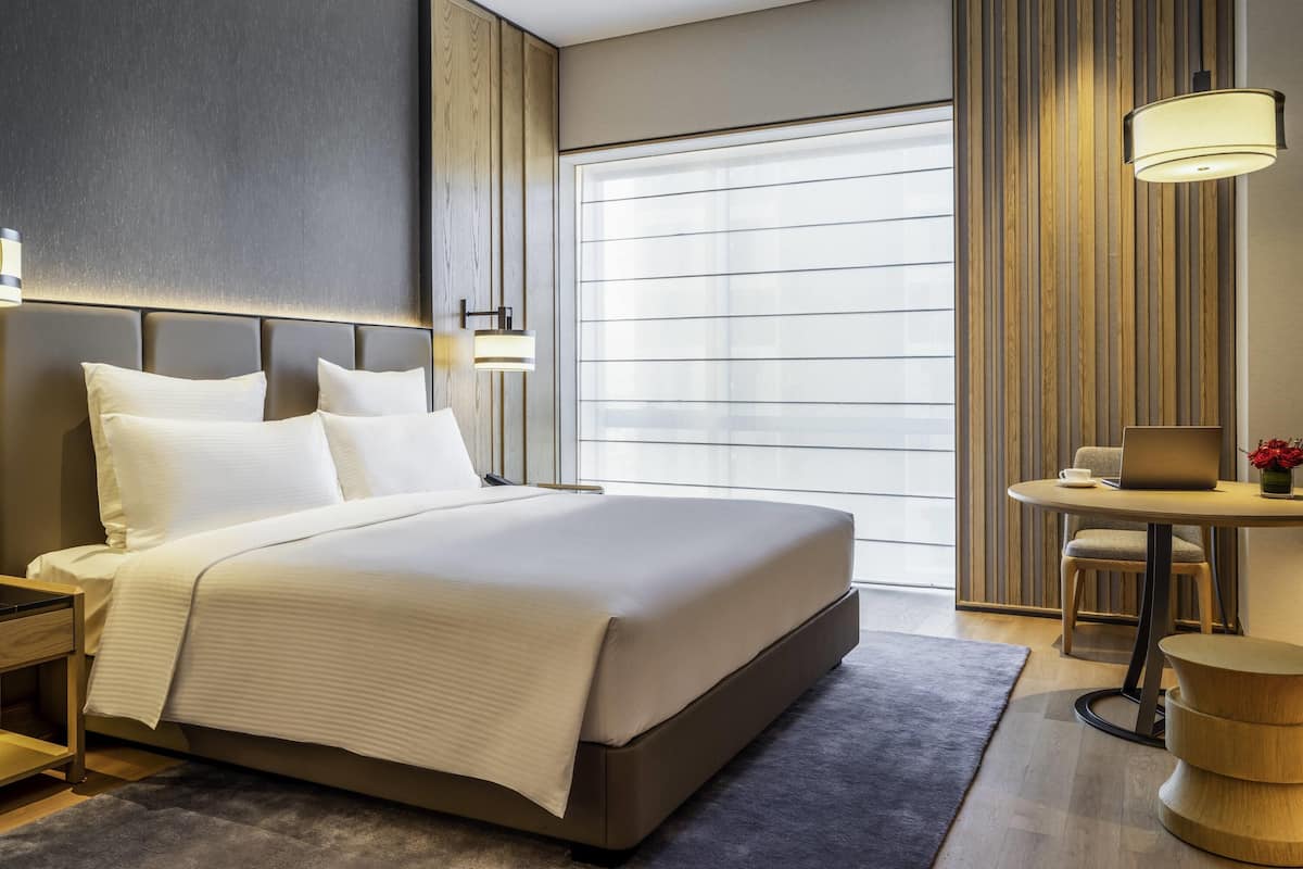 Deluxe Room, 1 King Bed | Hypo-allergenic bedding, minibar, desk, rollaway beds