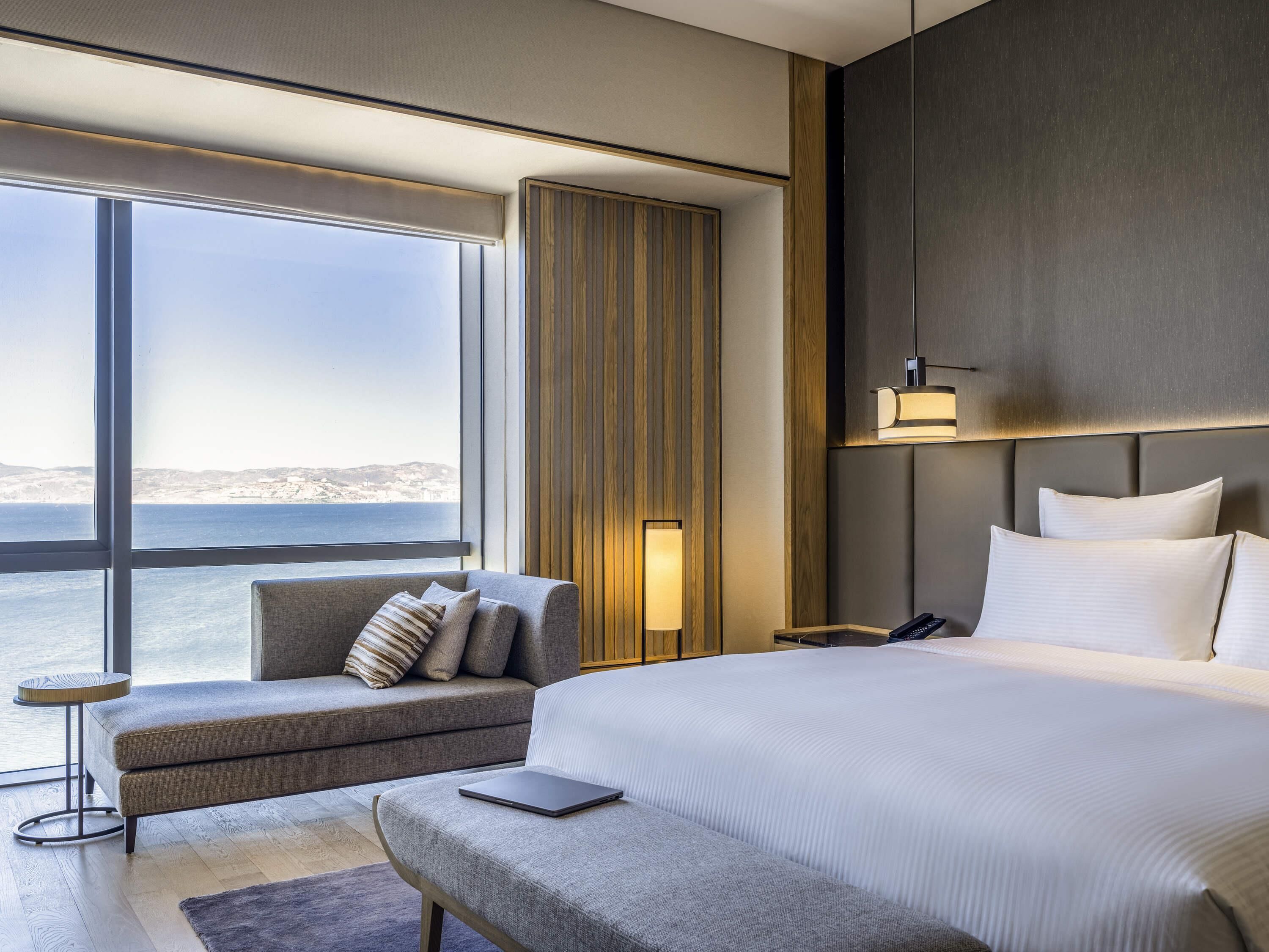 Executive Suite, 1 King Bed, Lake View | Hypo-allergenic bedding, minibar, desk, rollaway beds