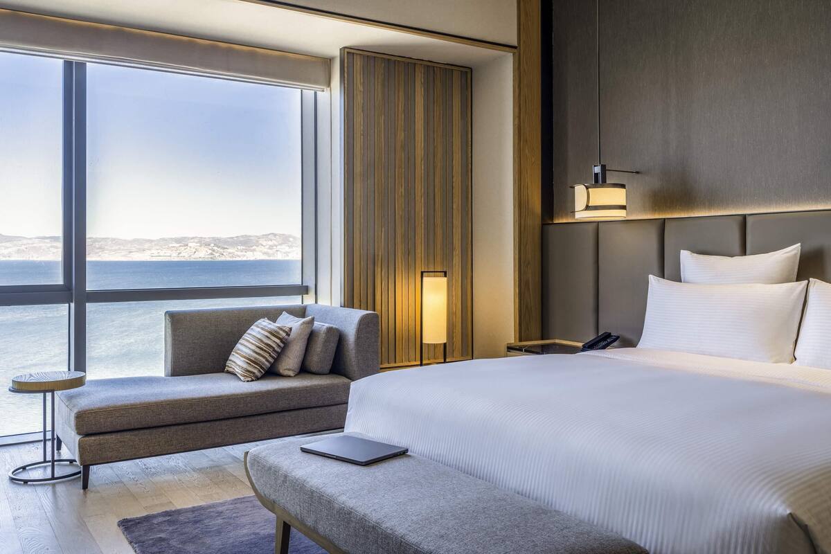 Executive Suite, 1 King Bed, Lake View | Hypo-allergenic bedding, minibar, desk, rollaway beds