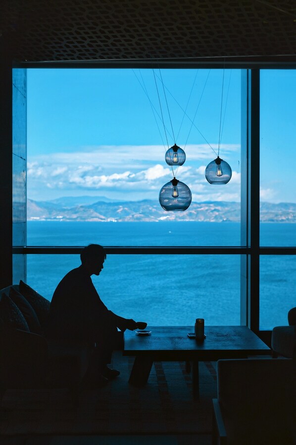 2 bares, salón en el lobby