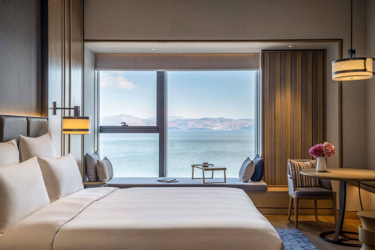 Deluxe Room, 1 King Bed | Hypo-allergenic bedding, minibar, desk, rollaway beds