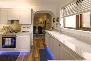 Een koelkast, een microgolfoven, een oven, een kookplaat