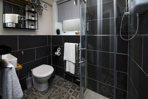 Combined shower/bathtub, hair dryer, towels, soap - Cosy and newly-renovated house very close to the centre of Stornoway (Isle of Lewis)