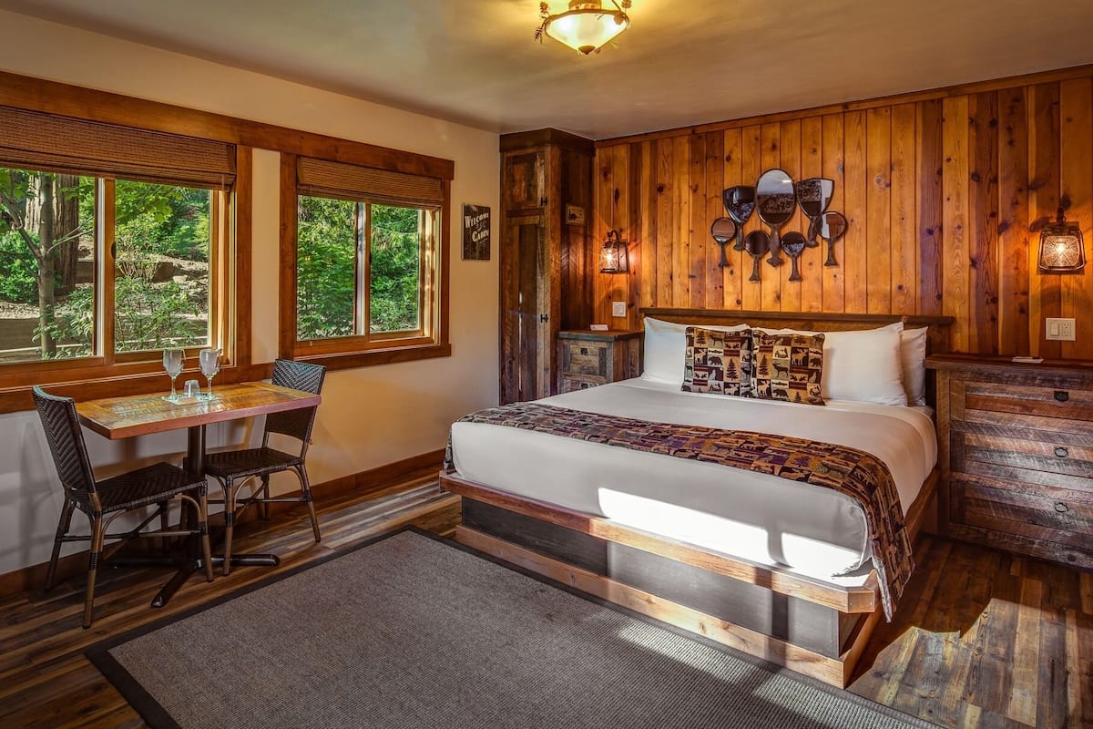 Ein schlafreich im Holzstil mit Bett, Schreibtisch und Stuhl.