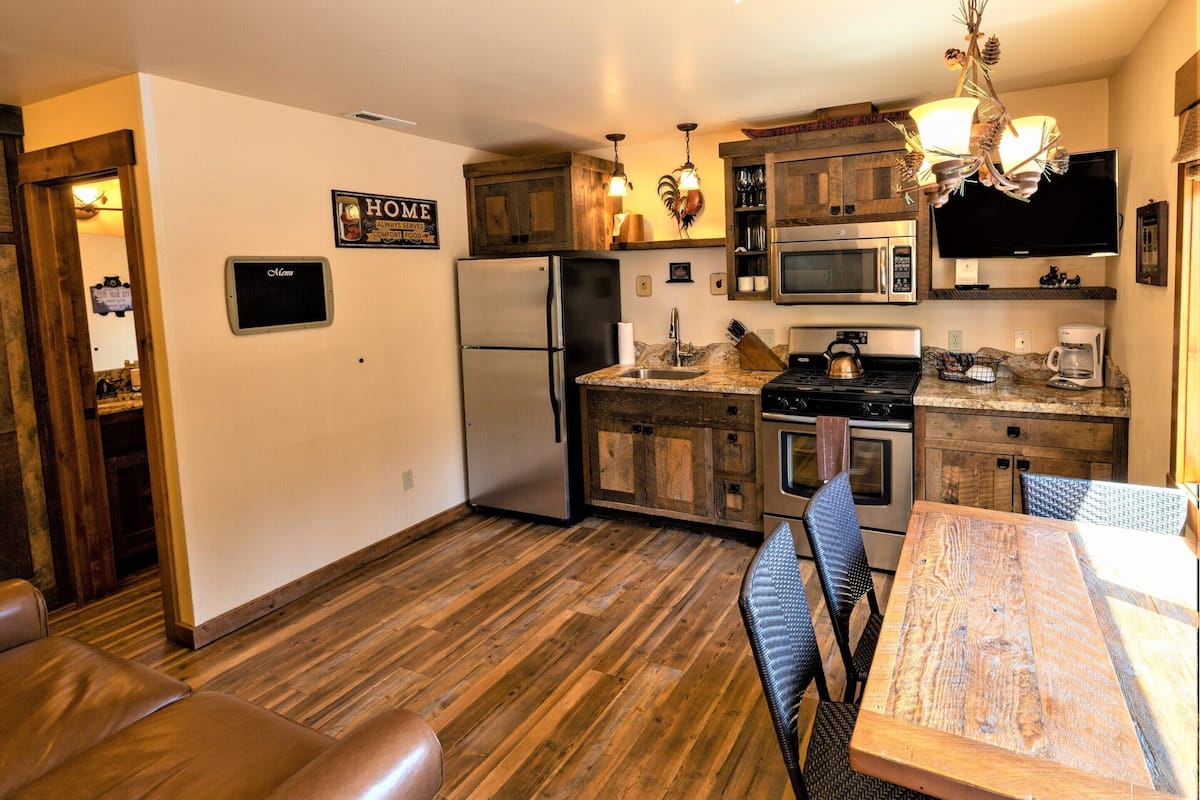 Cabana superior, suíte, vista para o jardim (Duplex 1 Bedroom Cottage) | Cozinha privada | Cadeirão de bebê