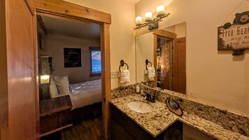Luxury Cabin, Ensuite (Two Bedroom Two Bath #14) | Bathroom