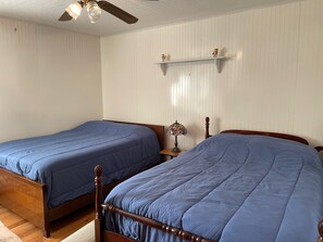 3 Schlafzimmer, Schreibtisch, Bügeleisen/Bügelbrett, Reisekinderbett