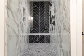 Ensemble douche/baignoire, sèche-cheveux, serviettes fournies, shampoing