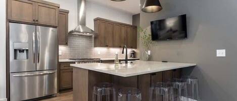 Réfrigérateur, micro-ondes, four, plaque de cuisson