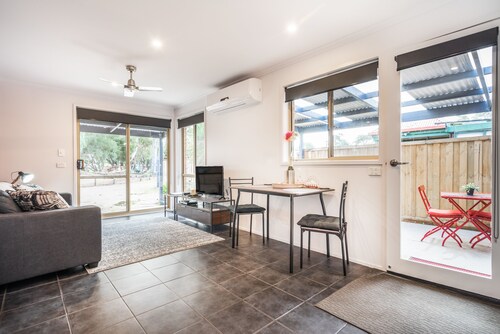 Golfside Getaway by Ready Set Stay - Neat bungalow,WIFI,linen & towels included