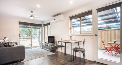 Golfside Getaway by Ready Set Stay - Neat bungalow,WIFI,linen & towels included