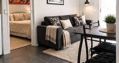 Golfside Getaway by Ready Set Stay - Neat bungalow,WIFI,linen & towels included