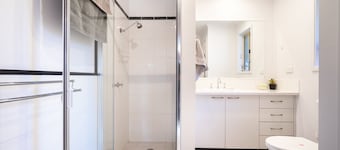 Golfside Getaway by Ready Set Stay - Neat bungalow,WIFI,linen & towels included