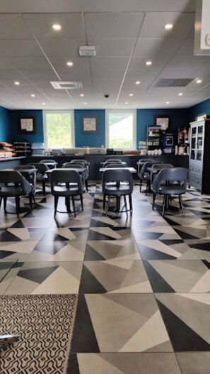 Petit déjeuner buffet (10.5 EUR par personne)