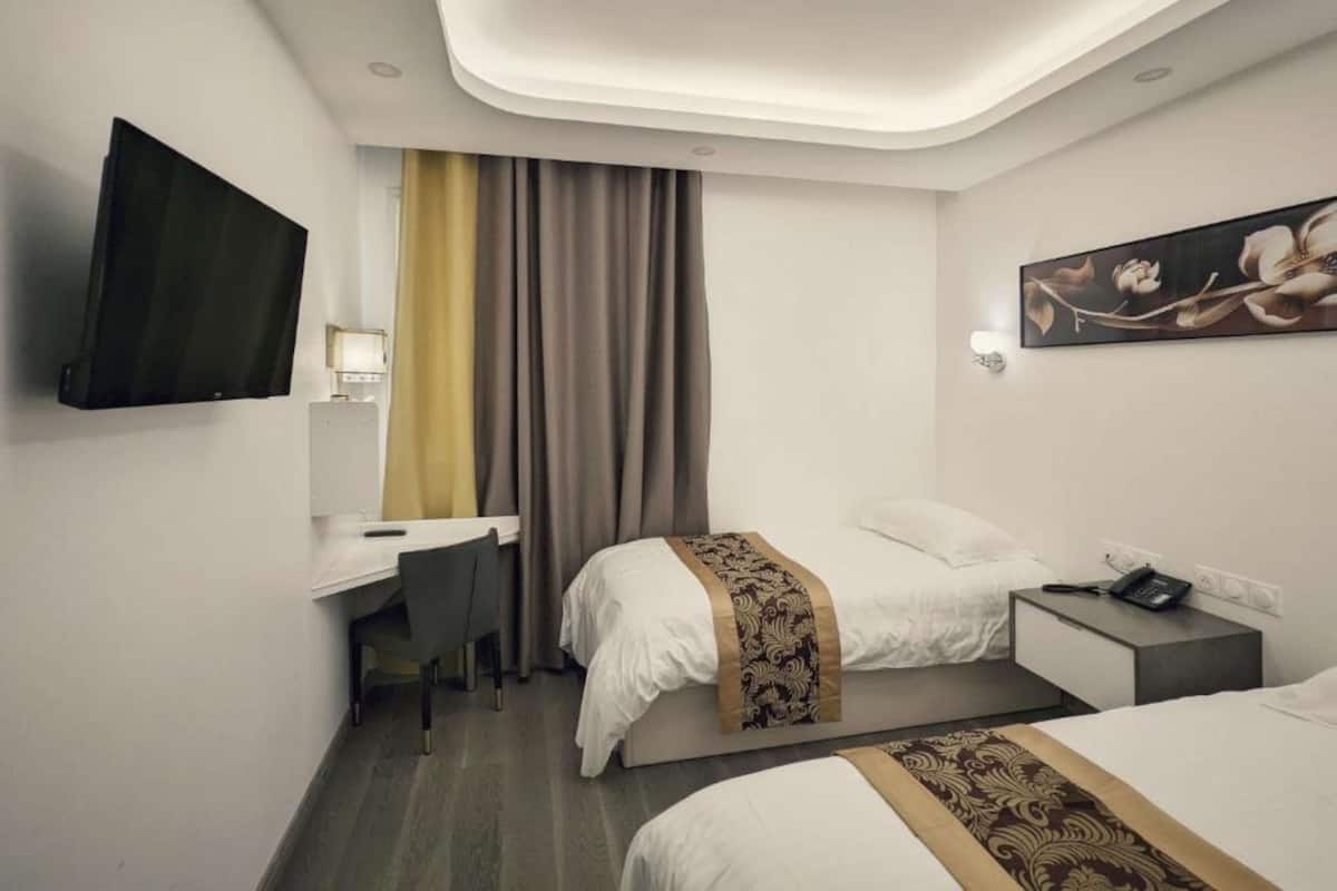 Standard Room, 2 Katil Bujang (Single) | Peti besi dalam bilik, meja, katil bayi/kot (percuma), Wi-fi percuma