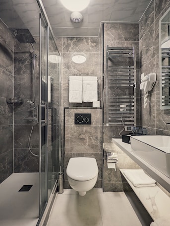 Chambre Standard, 2 lits une place | Salle de bain | Baignoire, articles de toilette écologiques, chaussons. Kyriad Rouen Sud - Sotteville Les Rouen