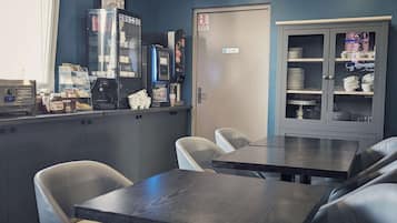 Desayuno buffet (EUR 10.5 por persona)