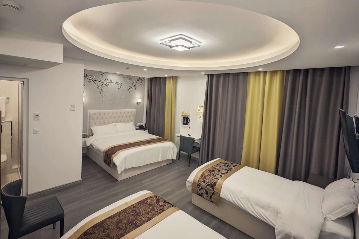 Standard Room, Berbilang Katil | Peti besi dalam bilik, meja, katil bayi/kot (percuma), Wi-fi percuma