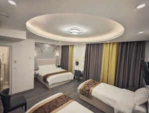 Standard Room, Multiple Beds | In-room safe, desk, free cots/infant beds, free WiFi - Kyriad Rouen Sud - Sotteville Les Rouen (Sotteville-les-Rouen)