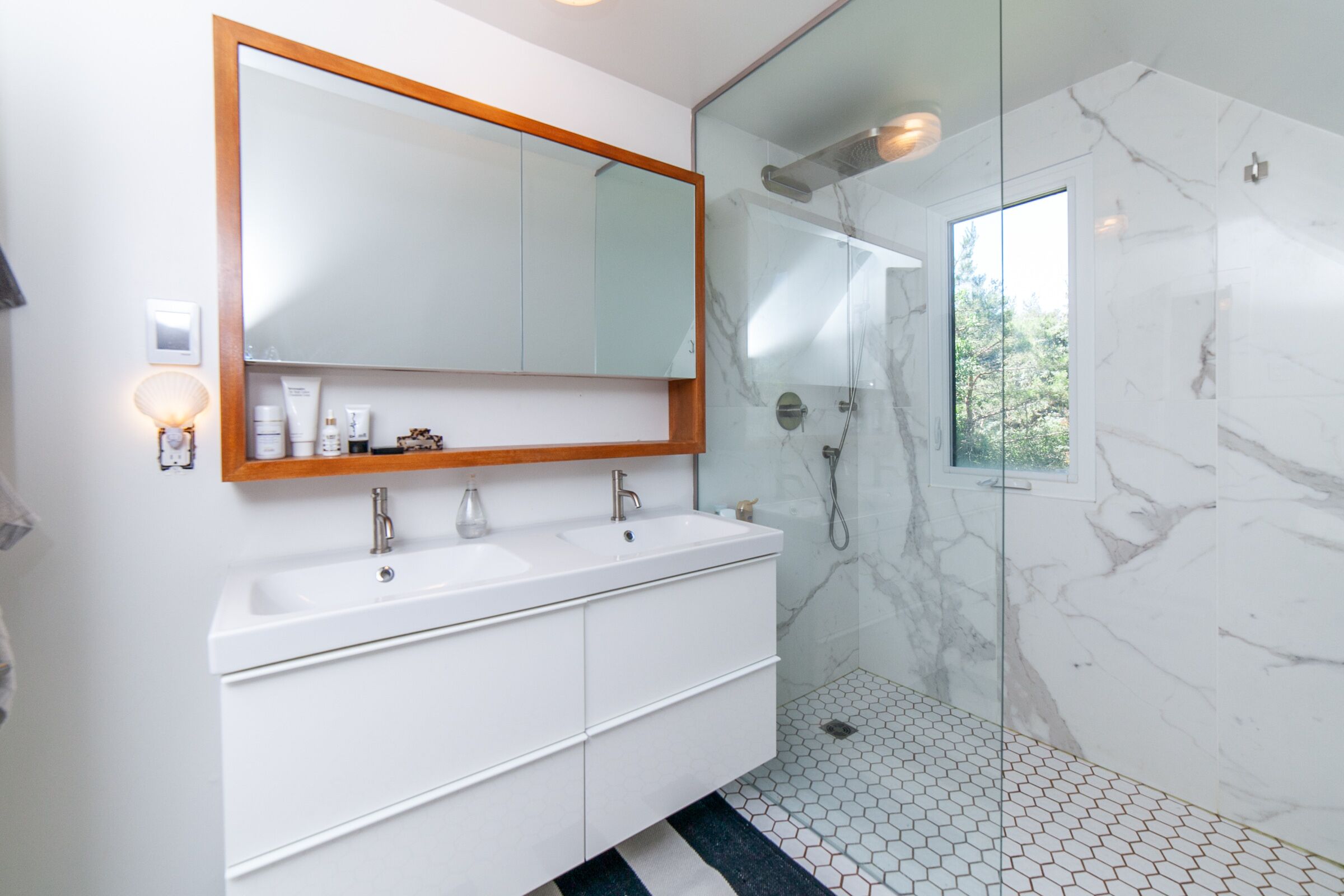 Combined shower/bathtub, bidet, towels