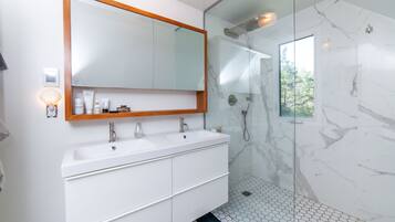 Combined shower/bathtub, bidet, towels