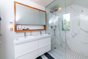 Combined shower/tub, bidet, towels