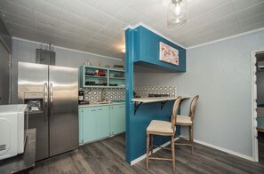 Geladeira, micro-ondas, fogão, cooktop