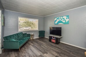 TV, books - The Jewel Box on 21st St (Canyon)