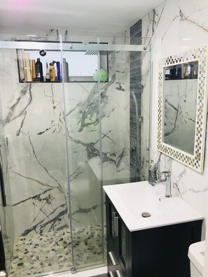 Dusche, Handtücher, Toilettenpapier