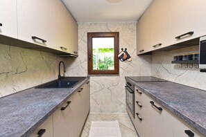 Coffee/tea maker, fridge, microwave, oven