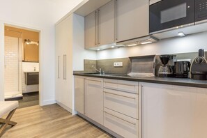 Køleskab, kogeplade, opvaskemaskine, kaffe-/temaskine