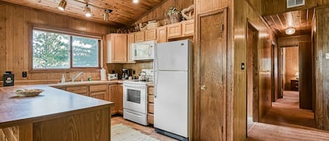 Frigorífico, microondas, horno y placa de cocina