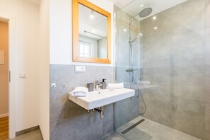 Dusche, Haartrockner, Handtücher