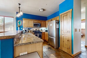 冰箱、微波炉、烤箱、炉灶