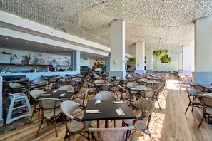 4 nhà hàng, phục vụ bữa sáng, bữa trưa, món địa phương và quốc tế 