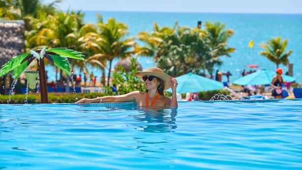 3 outdoor pools, open 8:00 AM to 6:00 PM, pool loungers - Gran Evenia Bijao - All Inclusive (Rio Hato)