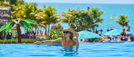 3 piscines extérieures, chaises longues