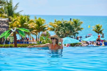 3 piscinas al aire libre (de 08:00 a 18:00), tumbonas. Gran Evenia Bijao & Convention Center