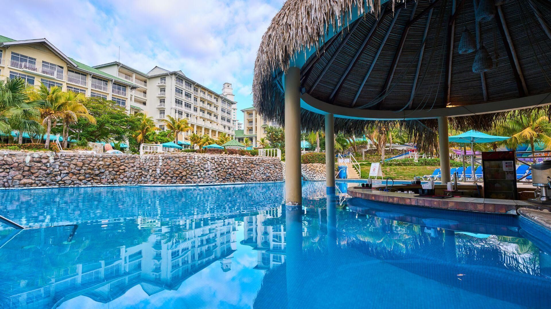 3 座室外游泳池，開放時間為 08:00 至 18:00，提供日光浴躺椅