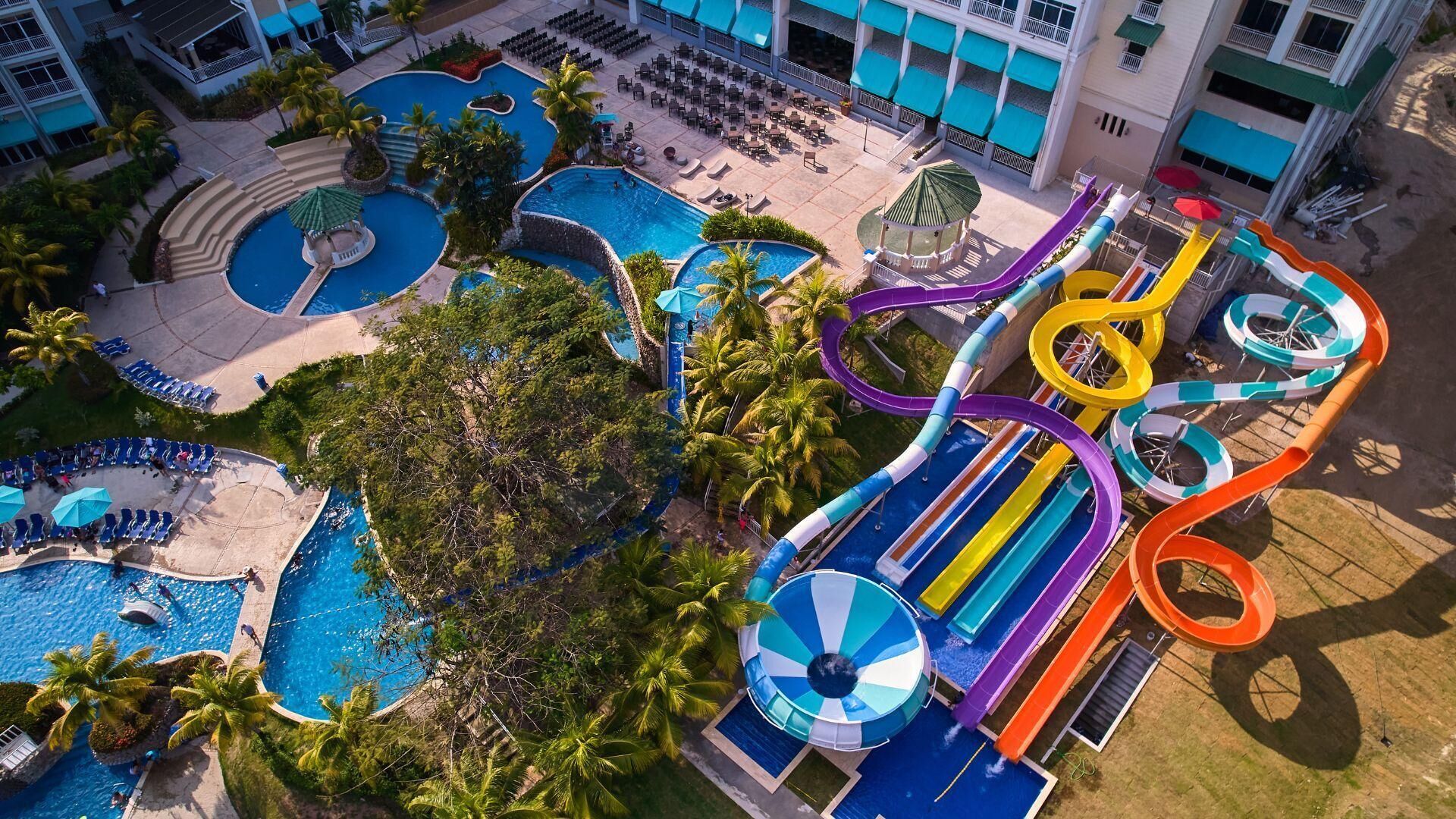 3 utendørsbassenger og solsenger