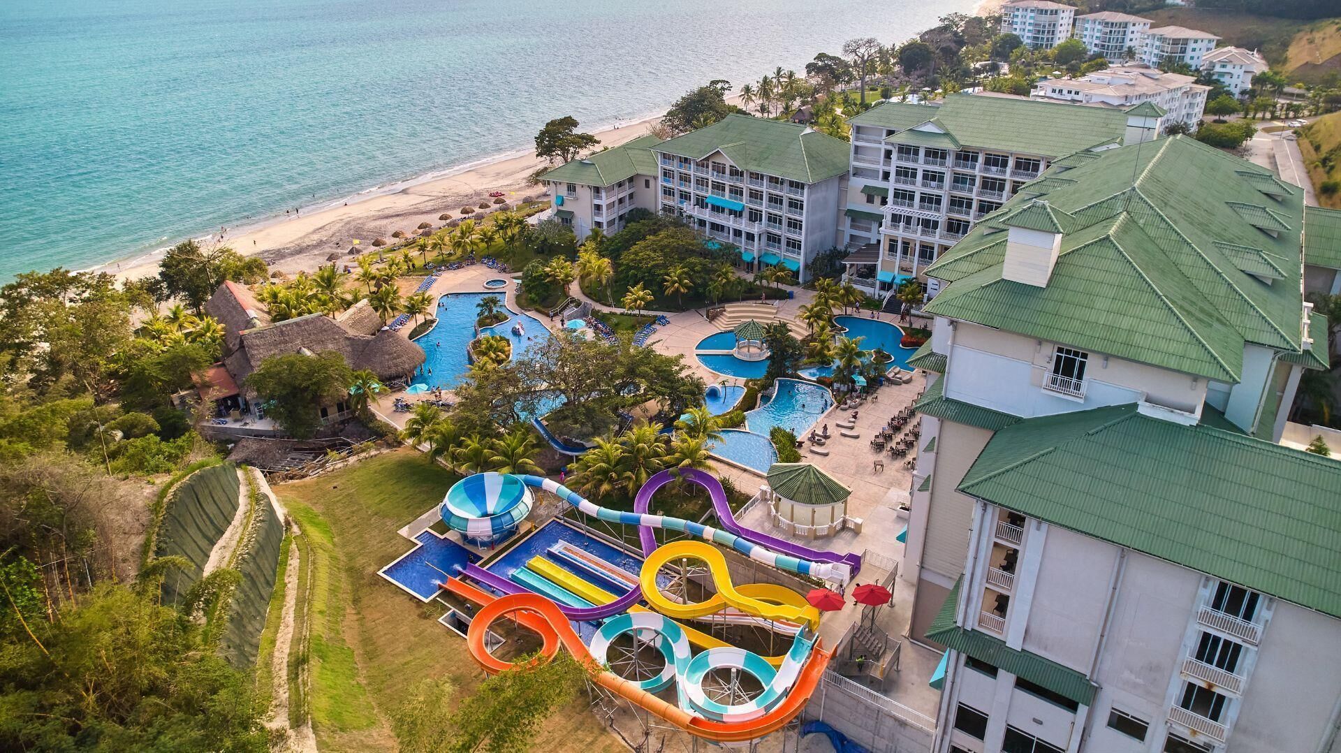 3 piscinas al aire libre, sillones reclinables de piscina